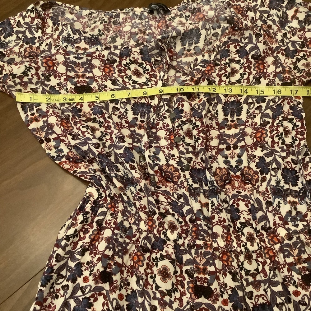 ⸻
American Eagle Boho Floral Romper • Women’s Medium - Picture 4 of 9